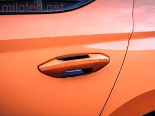 kat.č. 4 255 04 - Kryty pod kliky, černý lesklý "klavírlak", Octavia IV. / Kodiaq II. / Elroq / Enyaq